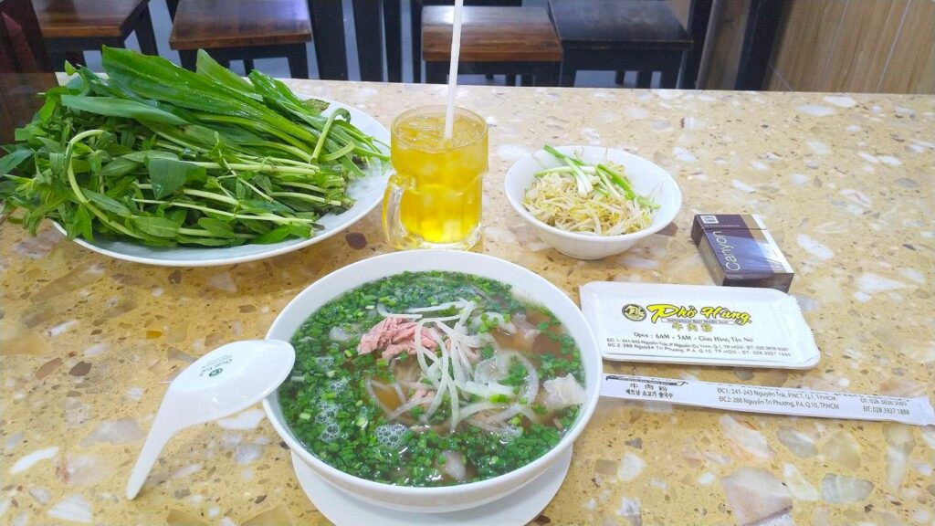 Un bol généreux de Pho Hung : bœuf saignant, flanchet et gras fondant.