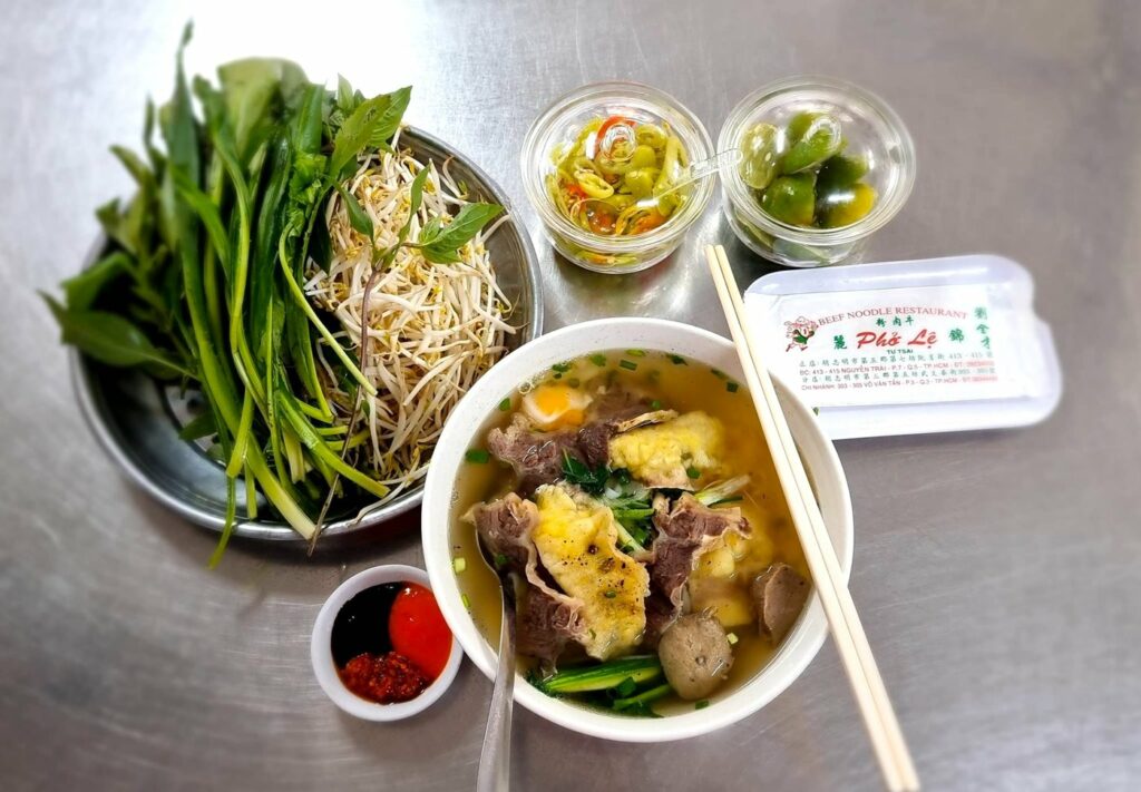 Chez Pho Le, un bouillon de bœuf mijoté huit heures qui nappe des tranches fondantes.