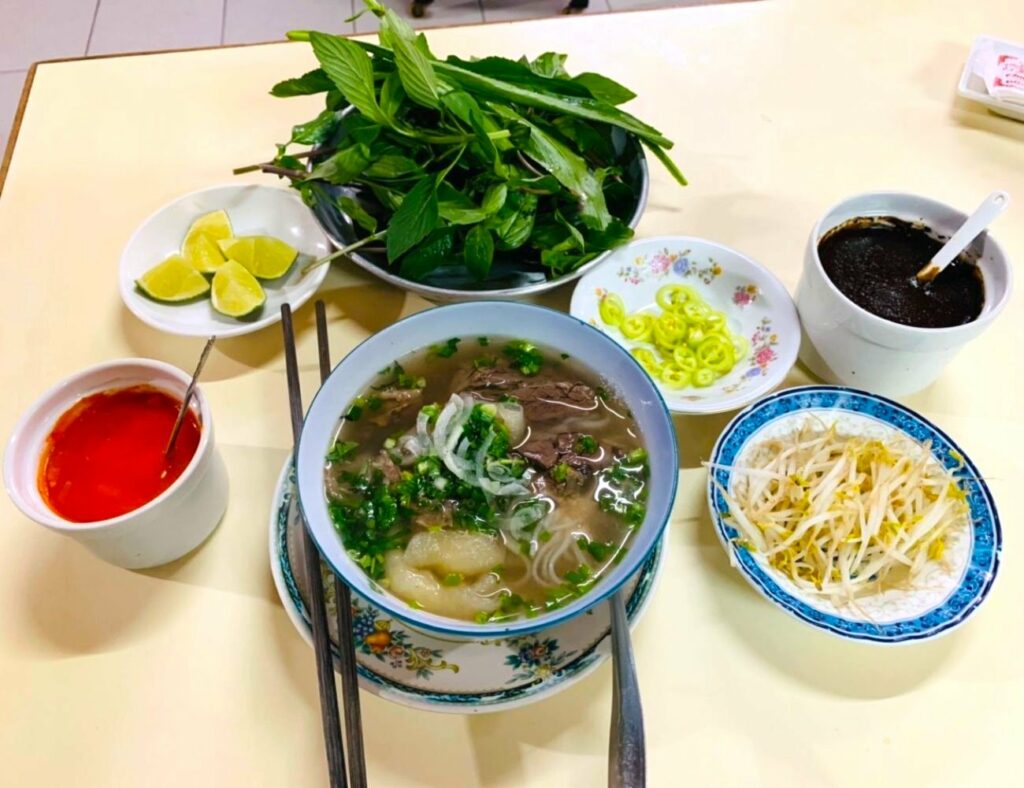 Le pho de Pho Minh, parfumé au gingembre grillé, dans son décor de vieux Saïgon.