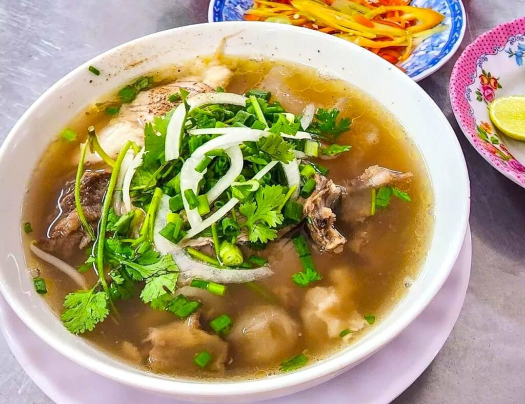 Le bouillon de Pho Phuong, longuement mijoté, d’une douceur irrésistible.