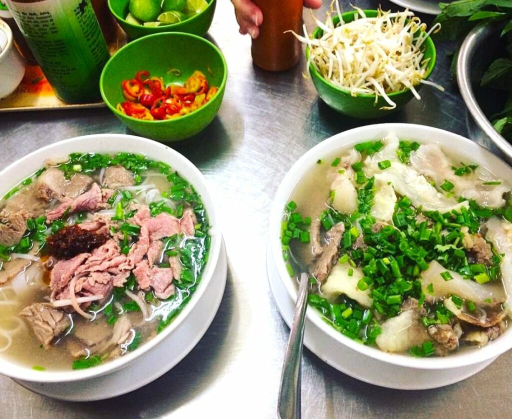 Un bol de pho fumant, tout l’art du bouillon vietnamien dans une assiette.