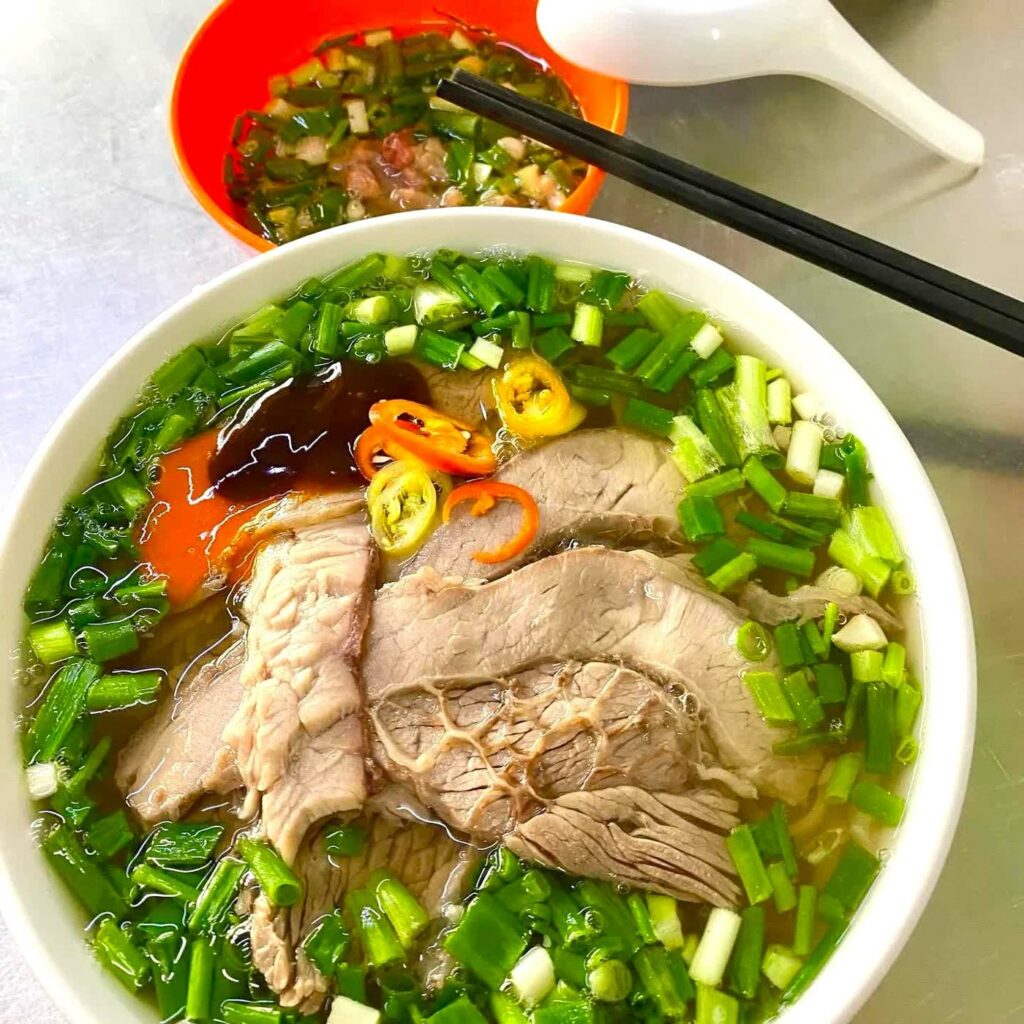 Le légendaire tô xe lua de Pho Tau Bay, un bol géant débordant de bœuf.