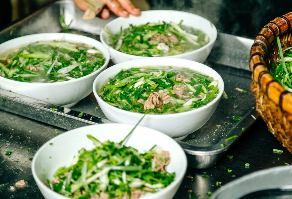 Le célèbre pho bo xao de Pho Thin Lo Duc, bœuf saisi à l’oignon.