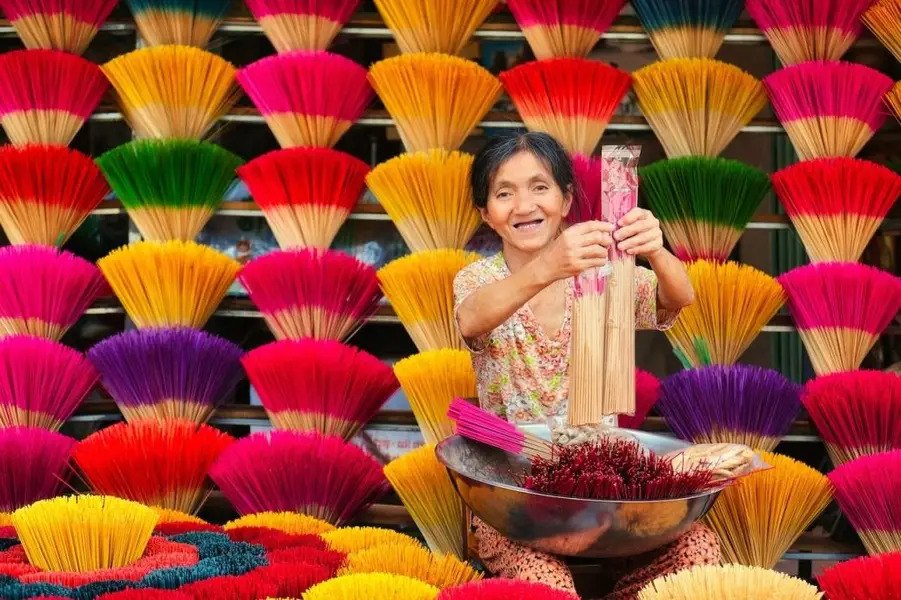 Photo en ao dai parmi les éventails d'encens de Thuy Xuan