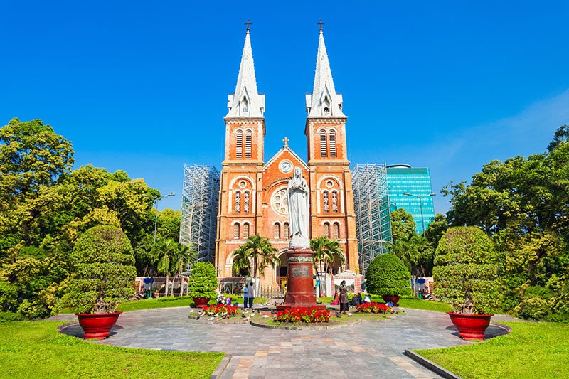 Place devant la cathedrale Notre-Dame de Saigon