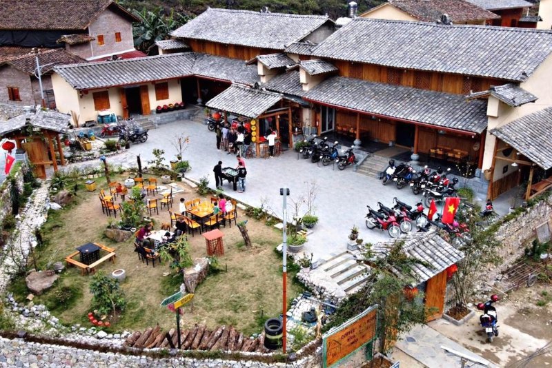 Place centrale du village culturel de Pa Vi