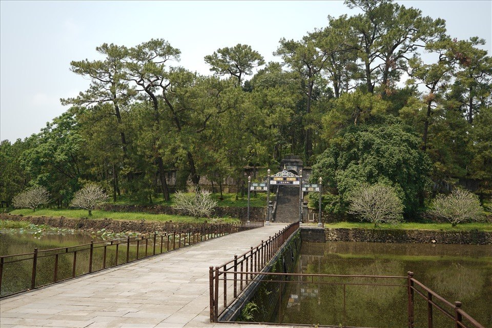 Pont sur le lac Trung Minh, tombeau de Minh Mang
