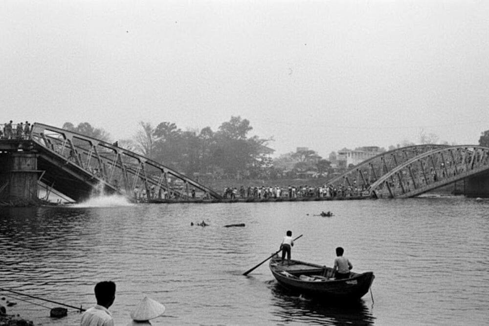 Le pont Truong Tien endommagé par le passé