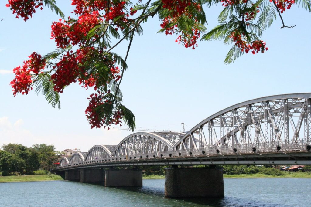 Le pont Truong Tien et les flamboyants en fleur