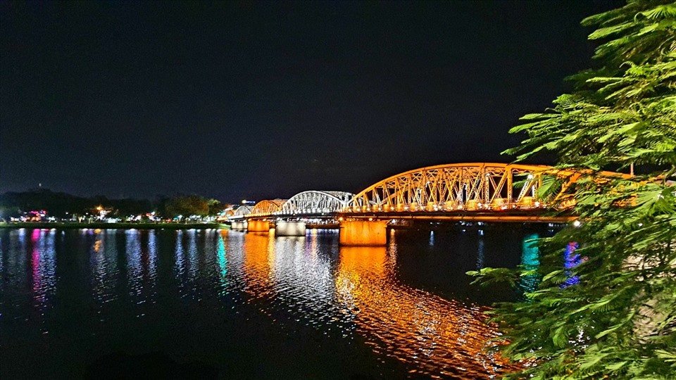 Le pont Truong Tien illuminé la nuit par des LED