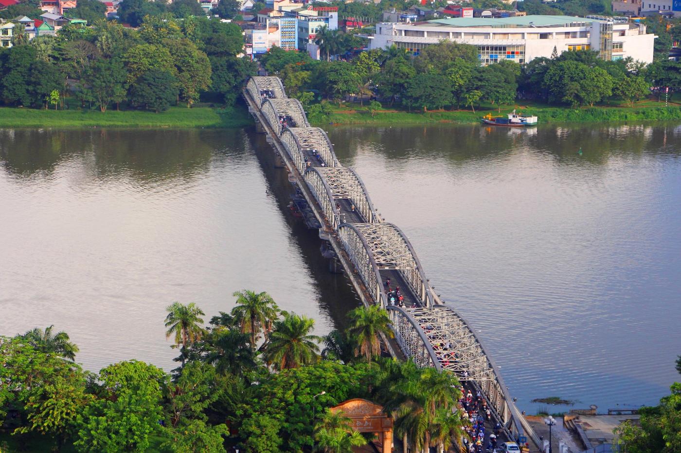 Panorama du pont Truong Tien et de Hue