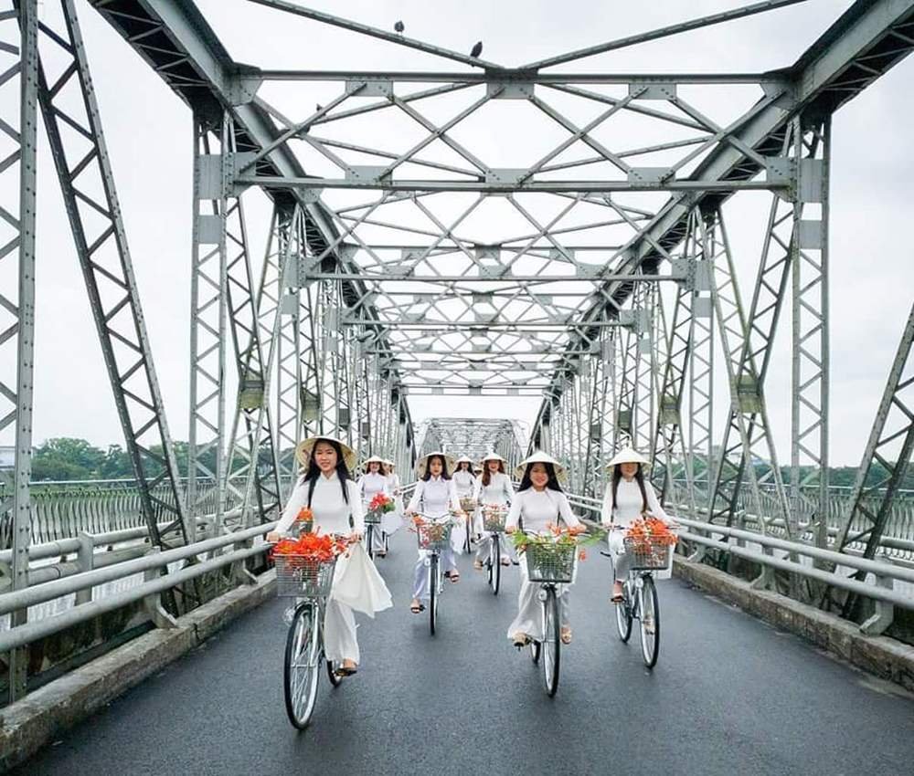 Les six travées et douze arches d'acier du pont Truong Tien
