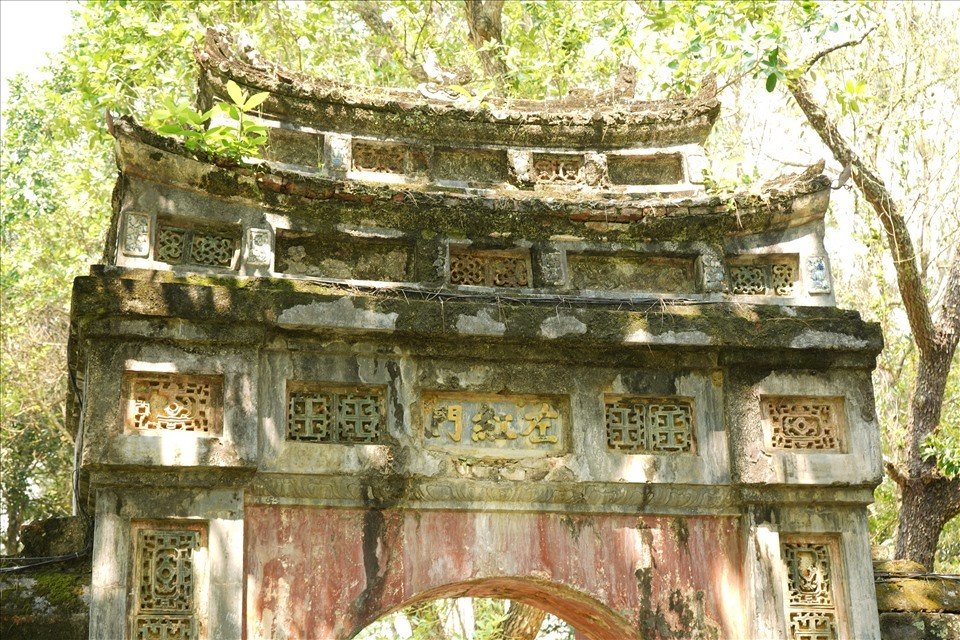 Porte Dai Hong Mon du tombeau de Minh Mang