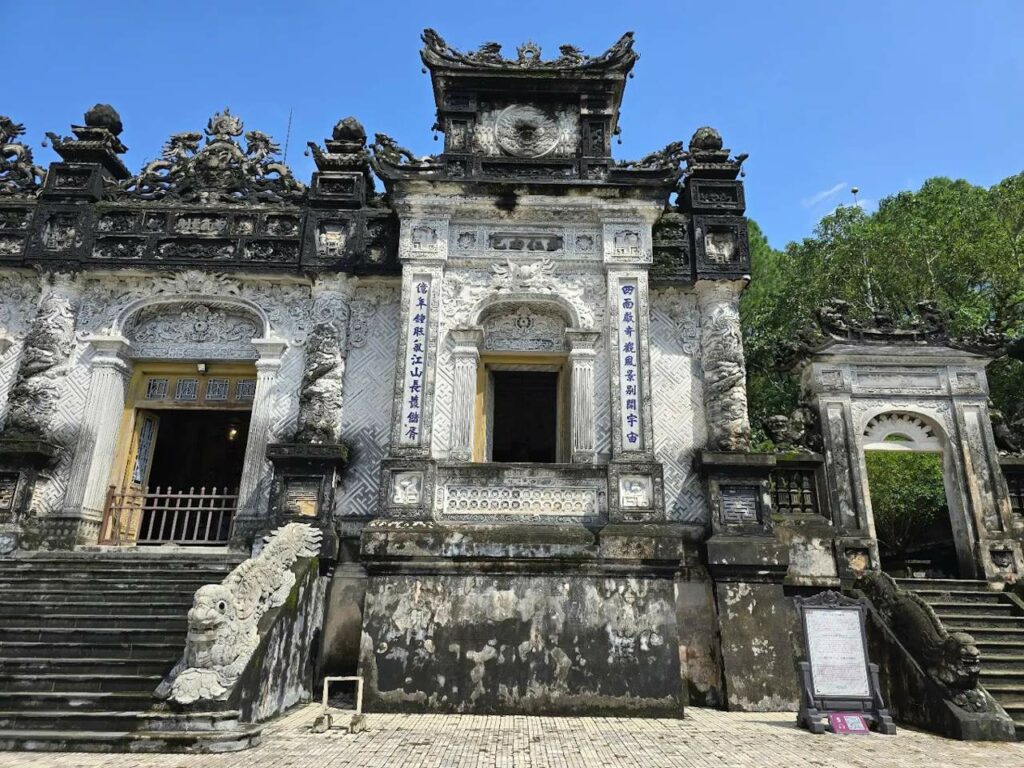 Porte Tam Quan du tombeau de Khai Dinh