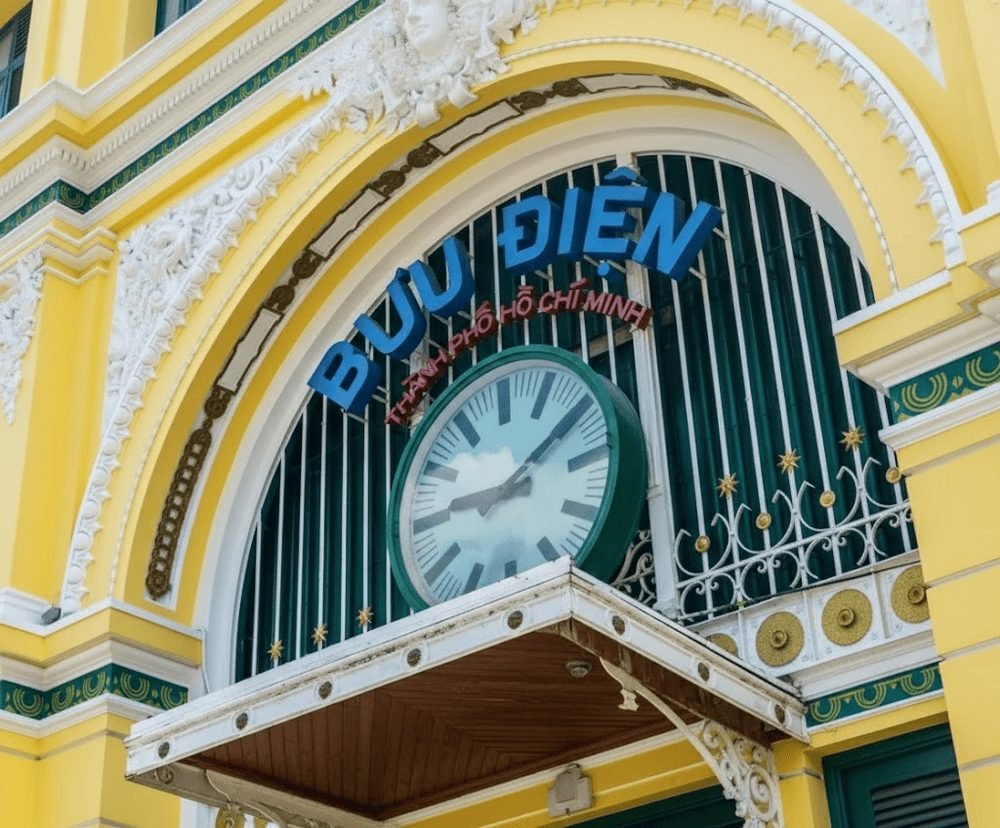 Entree principale Poste centrale Saigon horloge Buu Dien