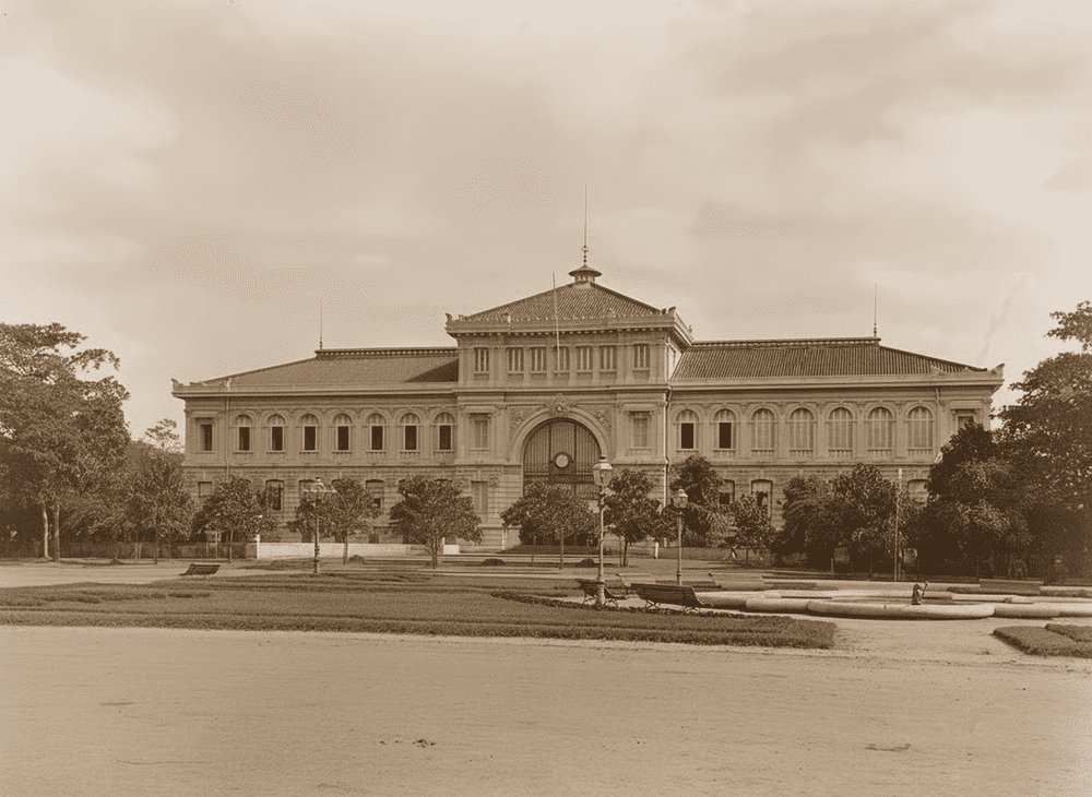 Photo ancienne de la Poste centrale de Saïgon au début du XXe siècle sous l'ère coloniale française