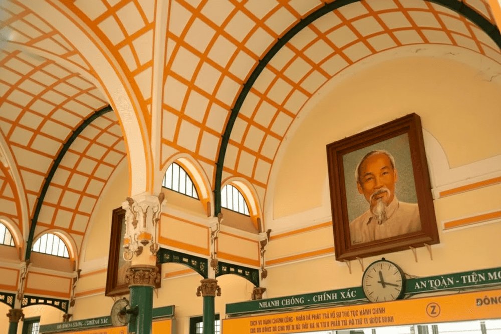 Portrait de Hô Chi Minh affiché dans le hall de la Poste centrale de Saïgon