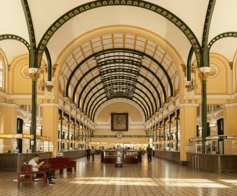 Voûte en fonte et verrière colorée du hall intérieur de la Poste centrale de Saïgon