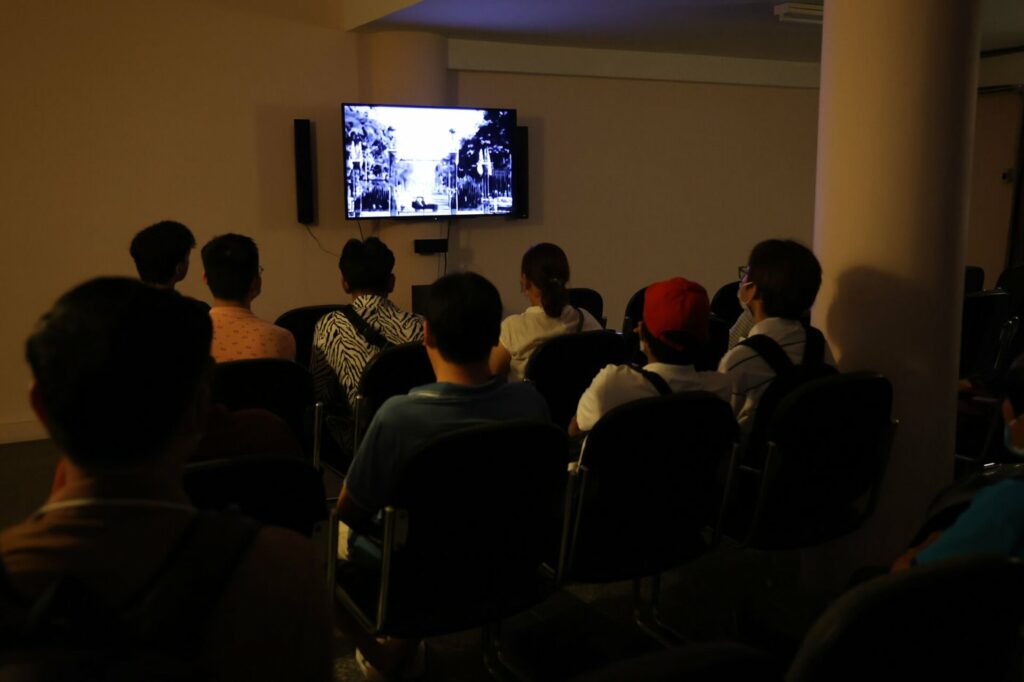 Les visiteurs assistent à la projection du film documentaire sur la libération du Sud.