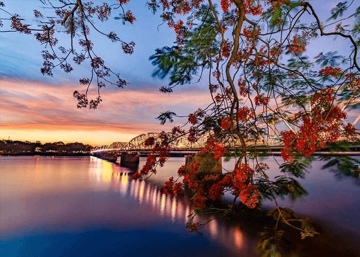 Coucher de soleil sur la rivière des Parfums à Hue