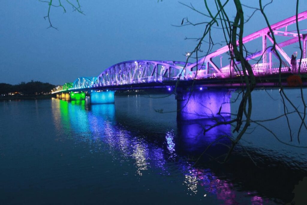 Pont Truong Tien illuminé la nuit sur la rivière des Parfums