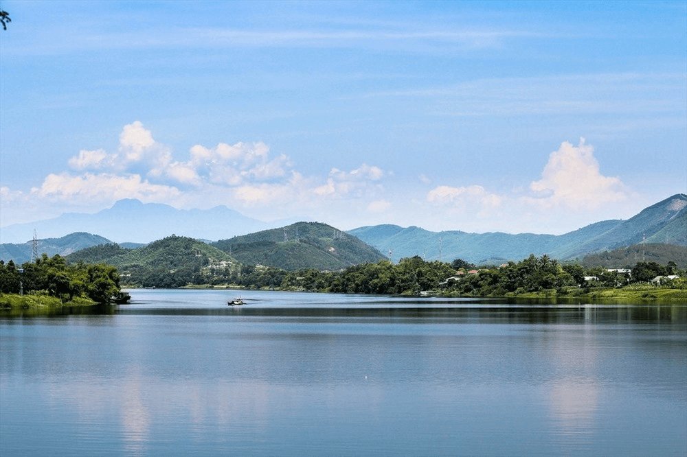 Paysage de la rivière des Parfums avec une barque