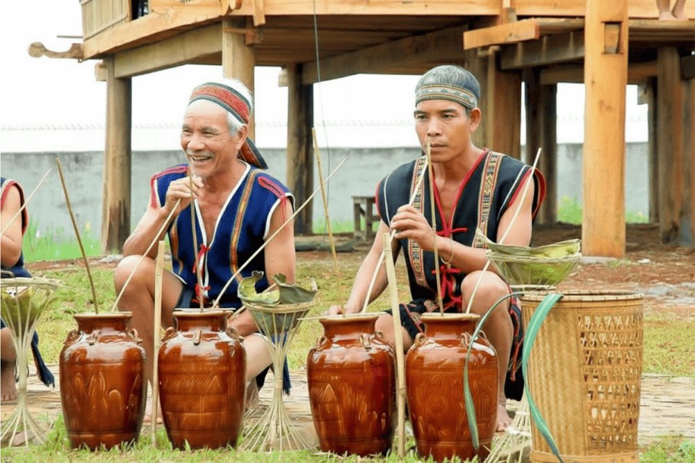 Alcool de Nho Quan bu à la paille, ethnie Muong
