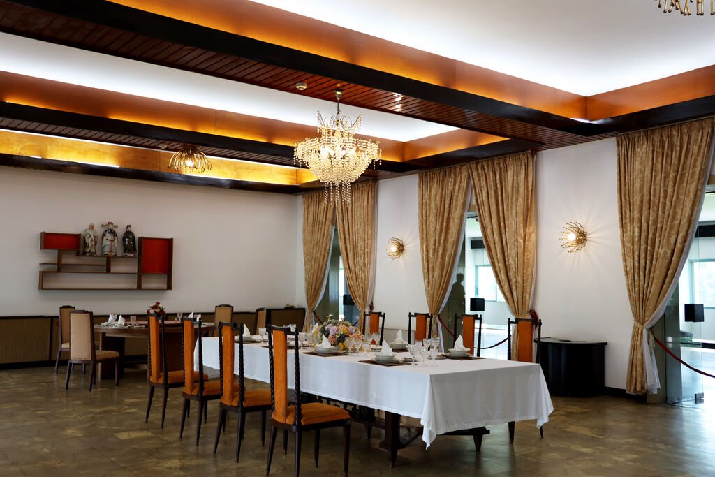 La salle des banquets, dressée comme pour un dîner d'État.