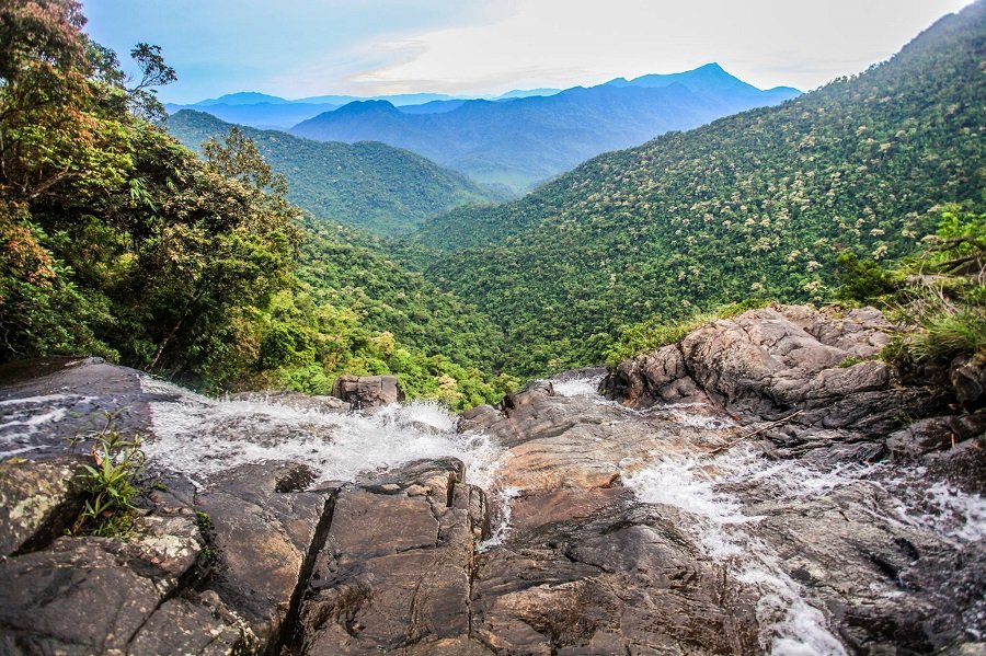 Belvédère Hai Vong Dai au sommet du parc national de Bach Ma