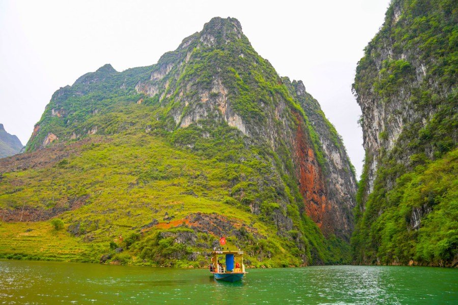 La riviere Nho Que serpente entre les montagnes de Ha Giang