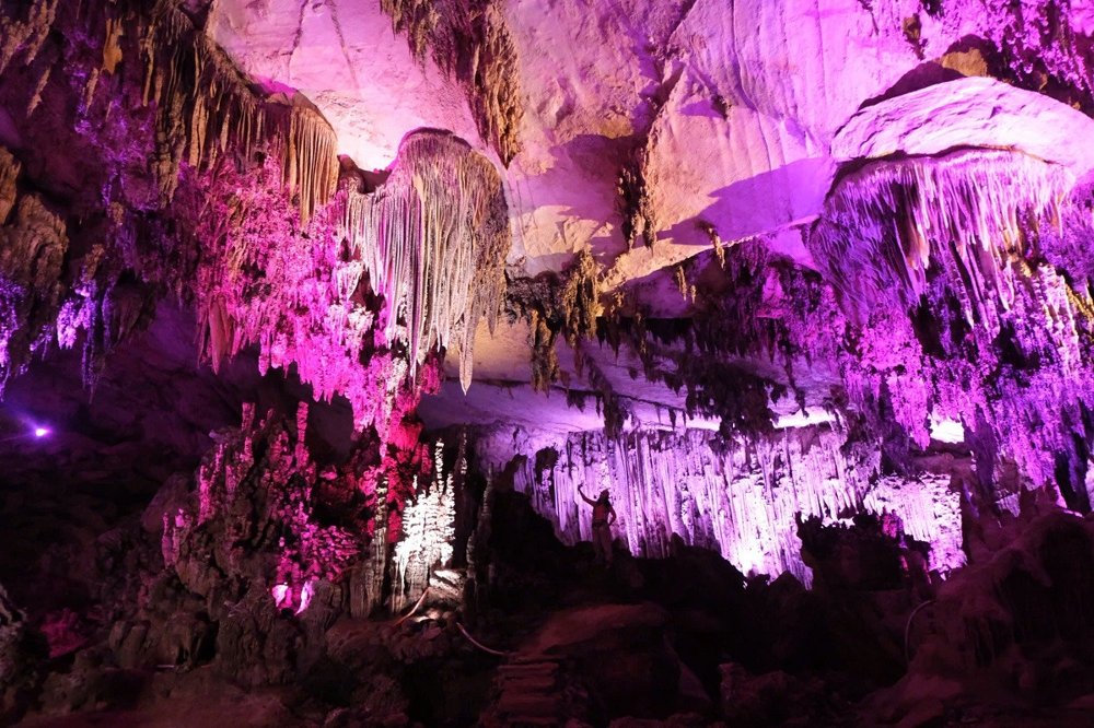 Stalactites de la grotte de Hua Ma mises en lumière