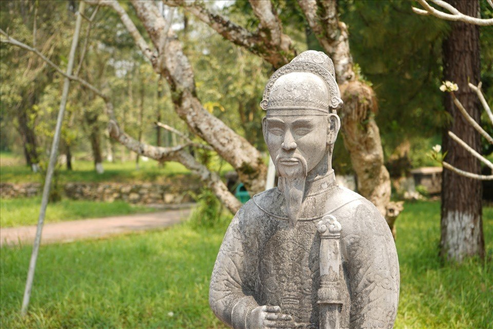 Statues de la cour Bai Dinh, tombeau de Minh Mang