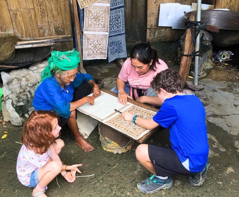 L'artisane Sung Thi Co initie des enfants au travail du lin à Lung Tam