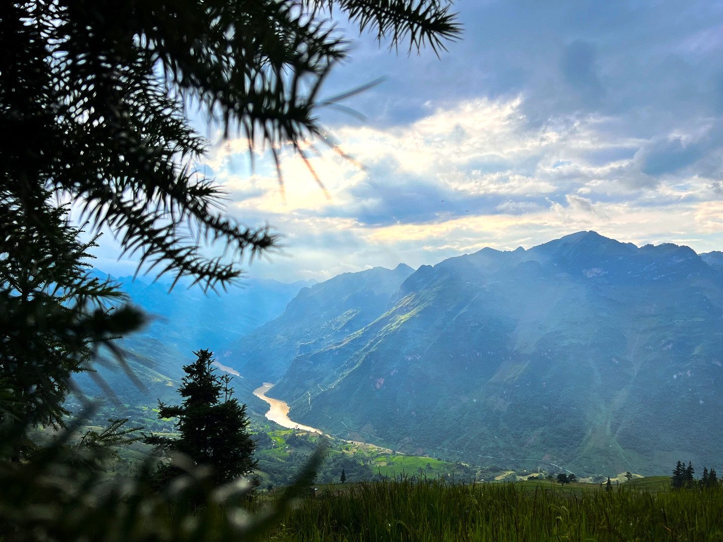 Vallee et riviere Chay vues depuis le plateau de Suoi Thau