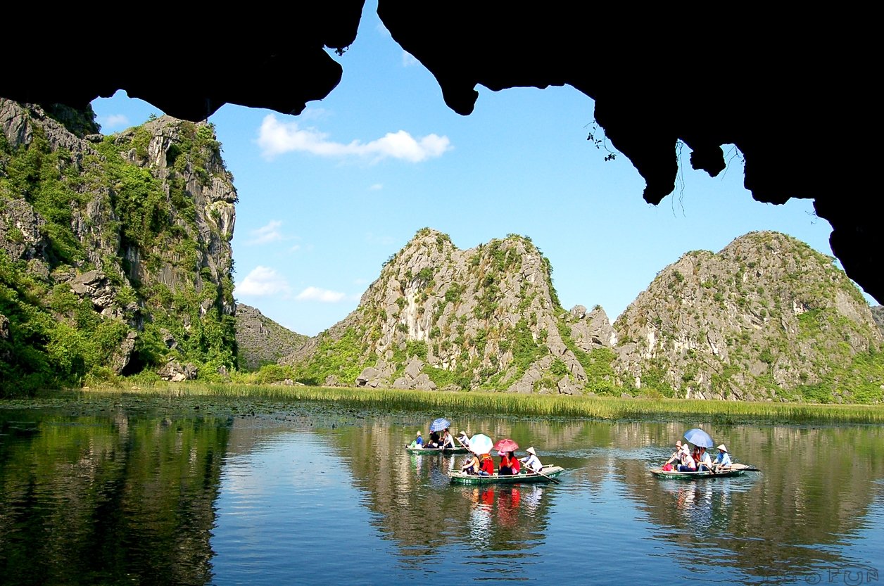 Barques sur la rivière Ngo Dong à Tam Coc, Ninh Binh