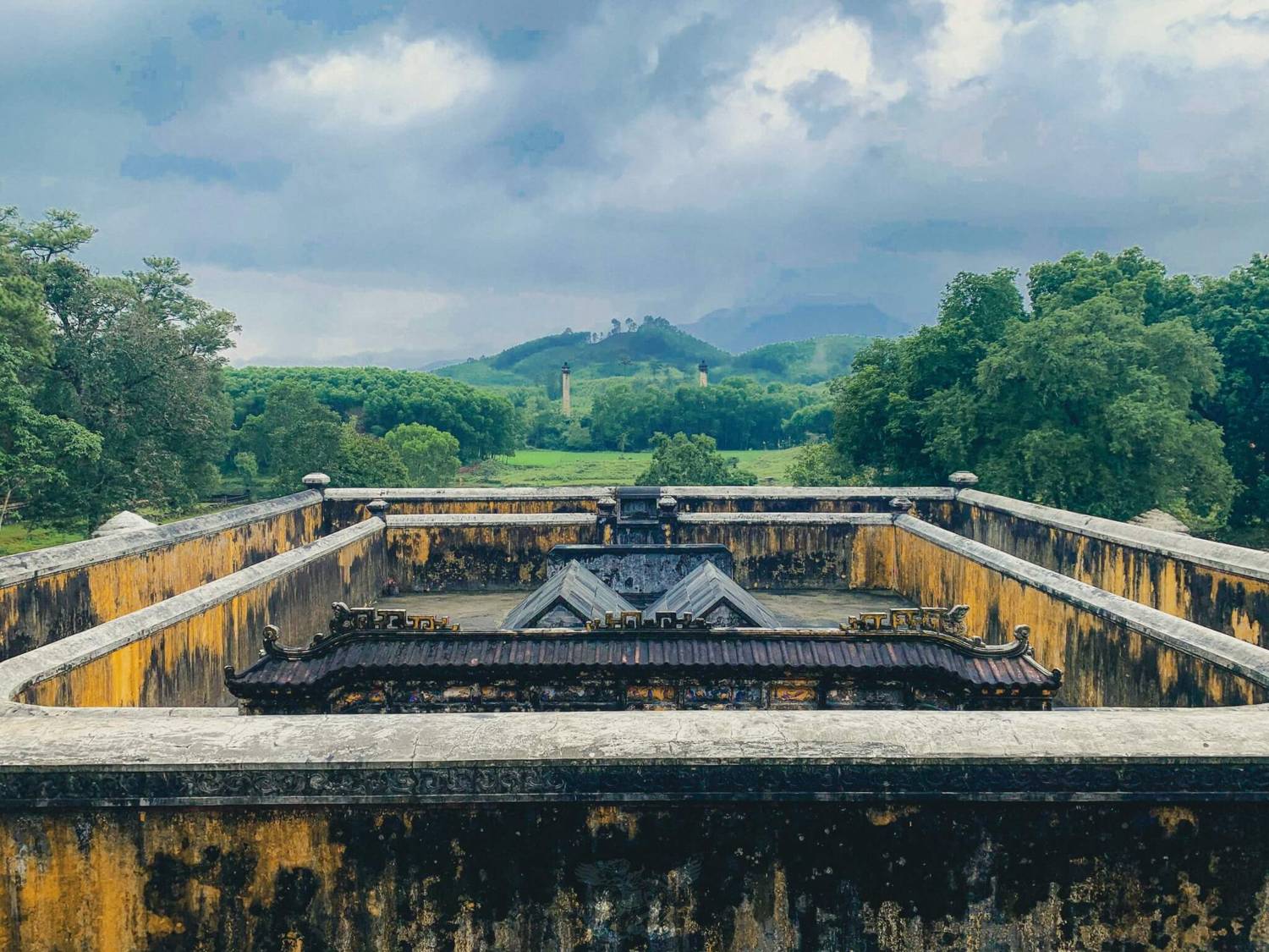 Les sept terrasses menant à la sépulture, tombeau de Gia Long