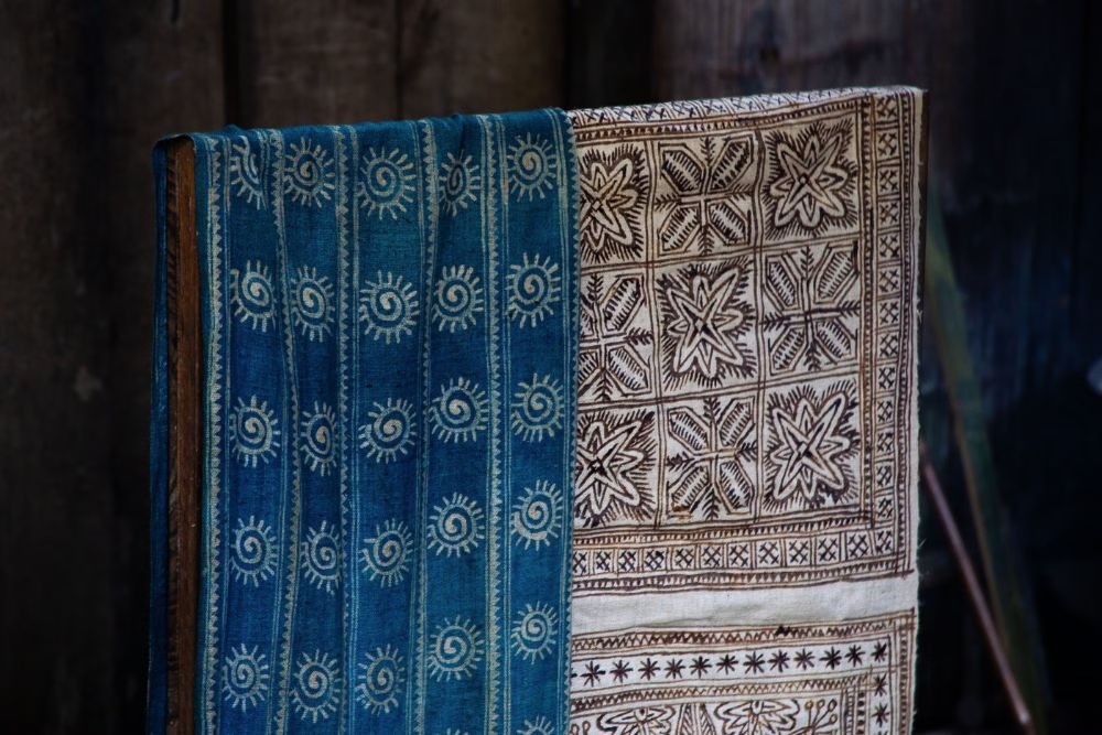 Tissus de lin teints à l'indigo avec motifs batik au village de Lung Tam