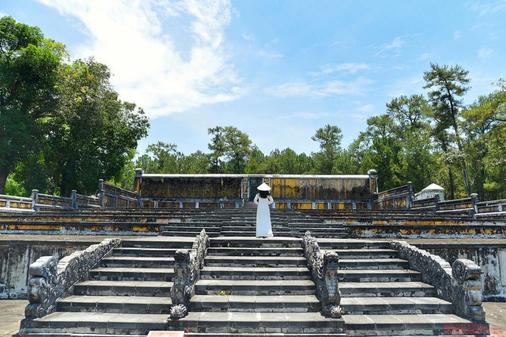Le tombeau de Gia Long dans son cadre naturel, Hue
