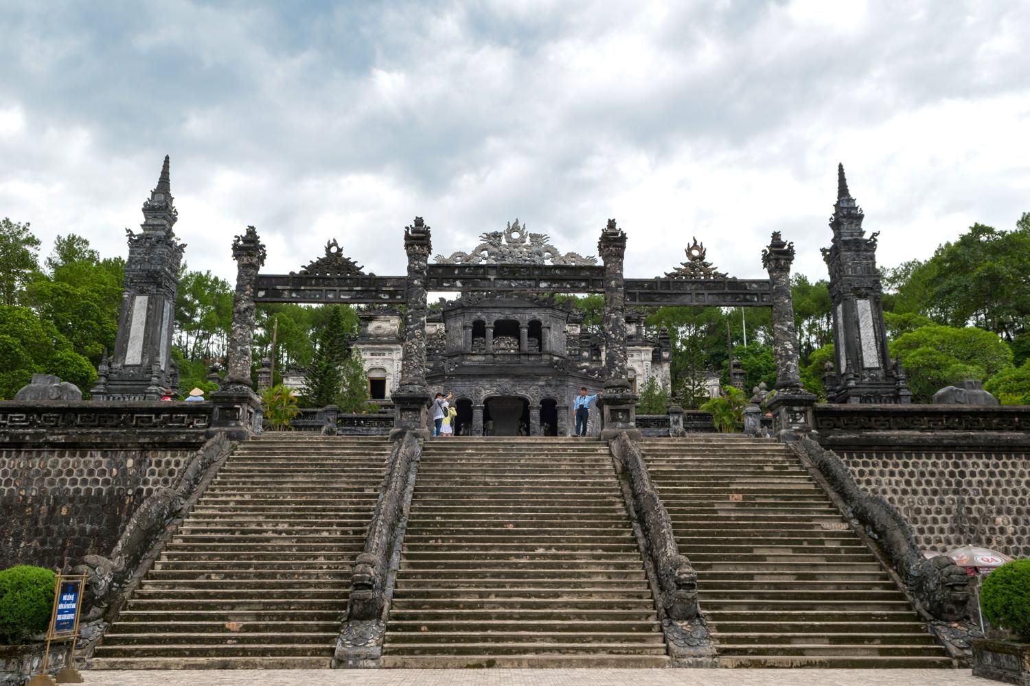 Le tombeau de Khai Dinh adossé à la montagne, à Hue