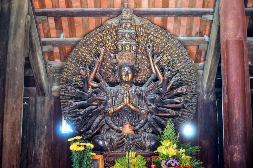 Statue Quan Am mille bras mille yeux Thien Thu Thien Nhan 1656