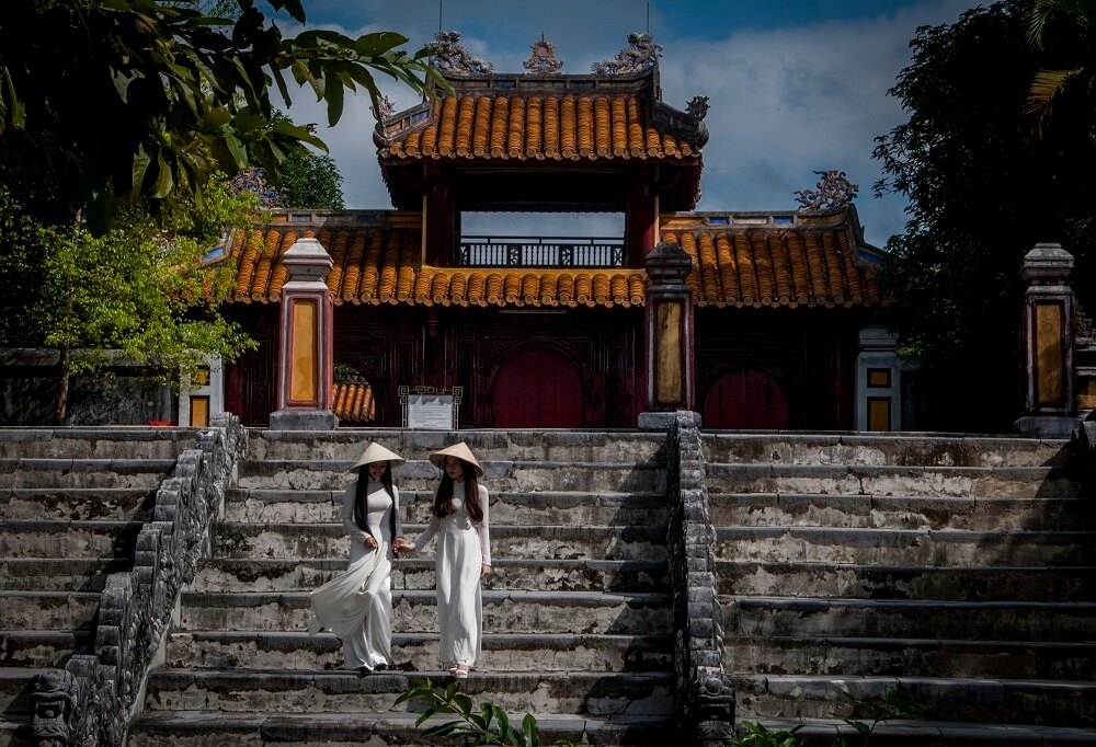 Visiteurs en ao dai au tombeau de Gia Long