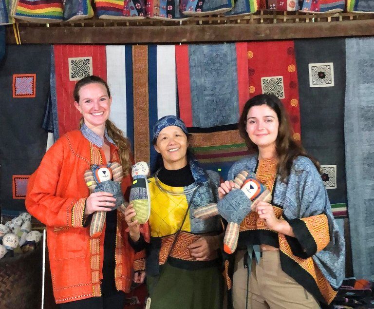 Vang Thi Mai, fondatrice de la coopérative de lin de Lung Tam, avec des visiteuses