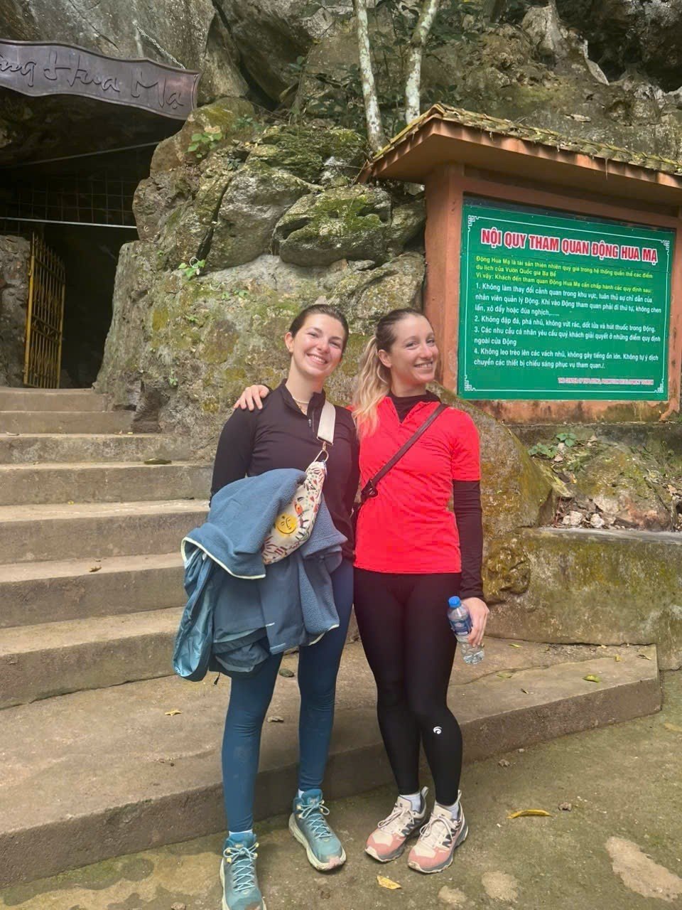 Visiteurs à l'entrée de la grotte de Hua Ma