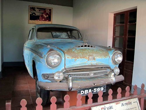 Voiture Austin du vénérable Thich Quang Duc exposée à Thien Mu