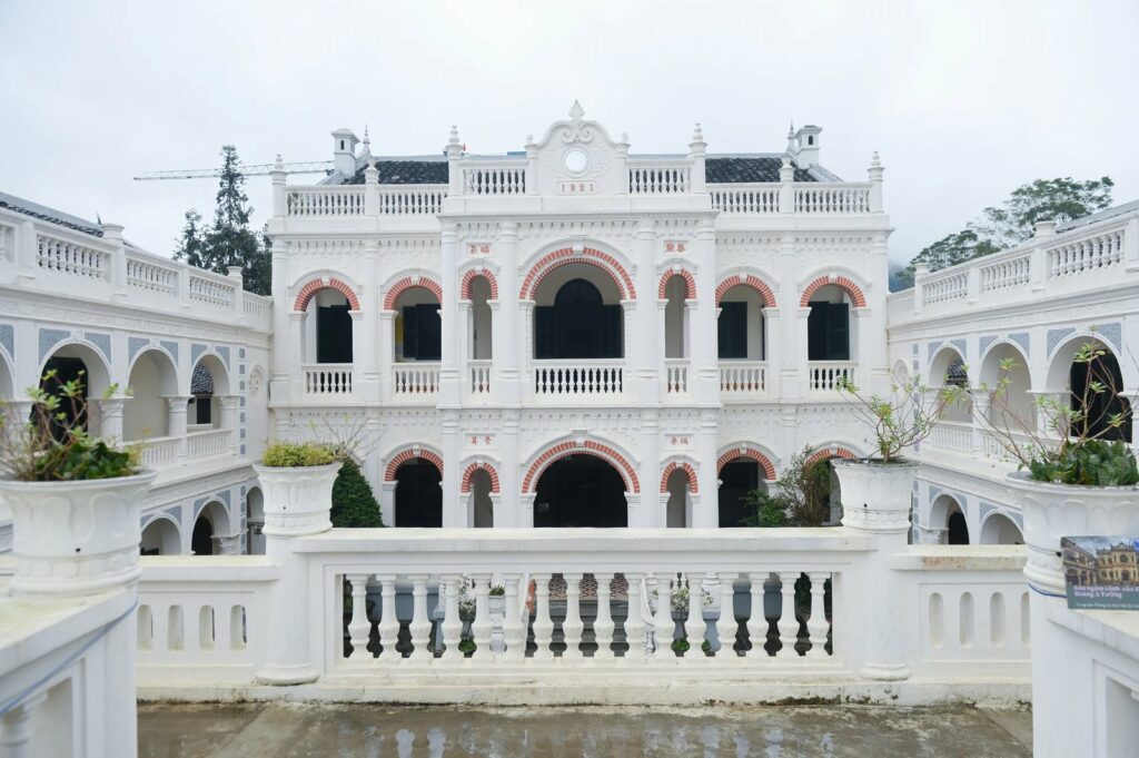 Arcade du palais Hoang A Tuong encadrant la façade