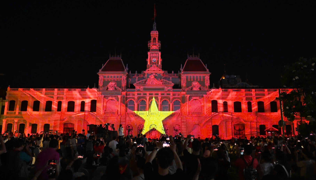 Façade de l'Hôtel de Ville de Hô-Chi-Minh-Ville illuminée pour la fête du 30 avril