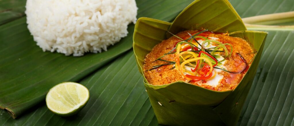 Amok trong, curry de poisson cuit à la vapeur dans une feuille de bananier
