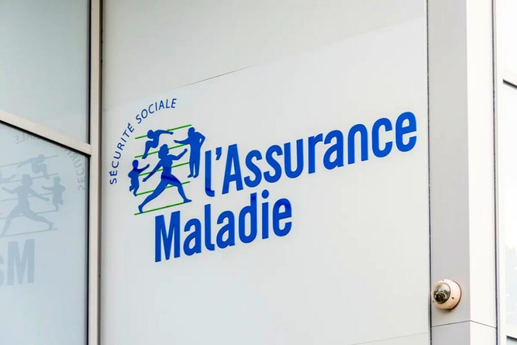 Logo de l'Assurance Maladie (Sécurité sociale française) sur la vitrine d'une agence en France assurance voyage Vietnam