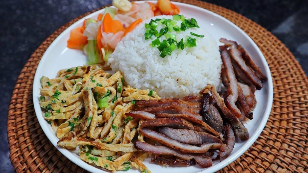 Bai sach chrouk, porc grillé et riz brisé, plat de rue emblématique de Phnom Penh