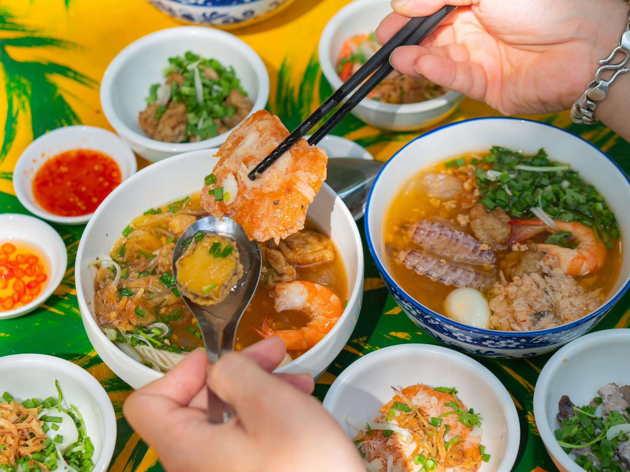 Banh canh cha ca, nouilles epaisses de riz dans un bouillon de poisson corse, servies avec cha ca frit et cha ca emiette